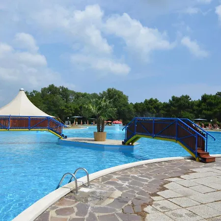 Appealing Bungalow In Casalborsetti Near Seabeach بيت للعطل
